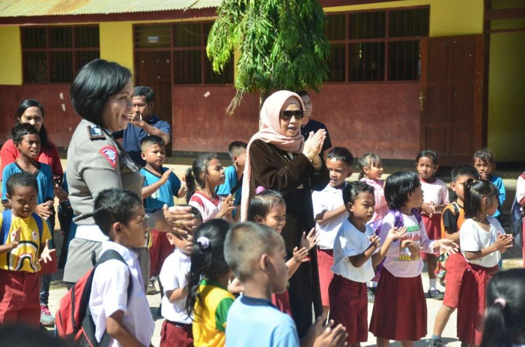 Bhayangkari Polda NTT Berbagi dengan Anak Sekolah