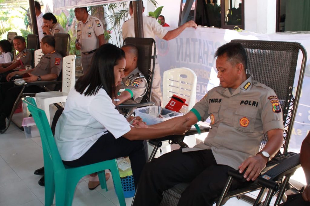 Polisi dan PNS Polri di Kupang Sumbang Ratusan Kantong Darah