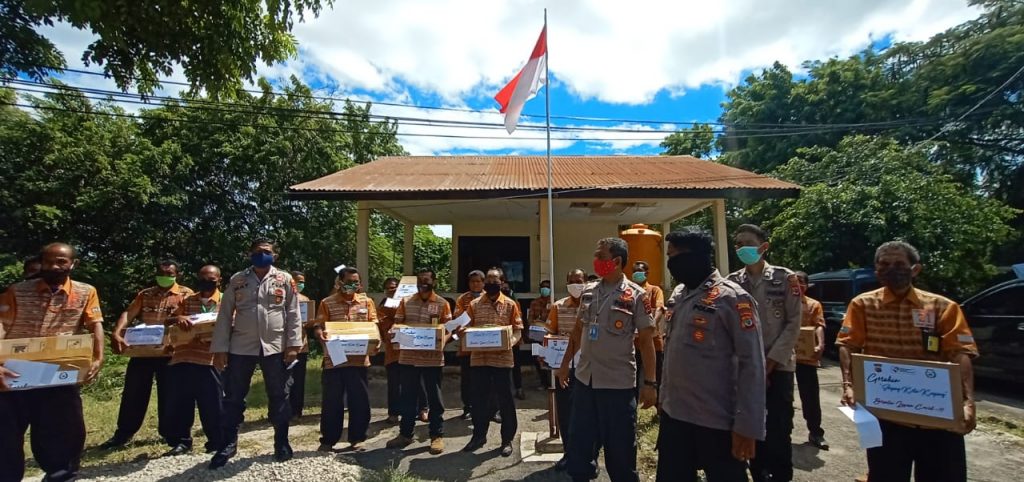 Polresta Kupang Bagikan Bantuan kepada Buruh Harian yang Dirumahkan