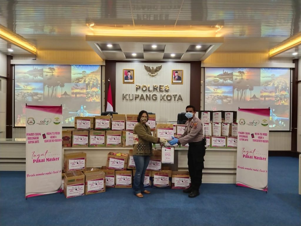 Polresta Kupang Bagikan Bantuan kepada Buruh Harian yang Dirumahkan