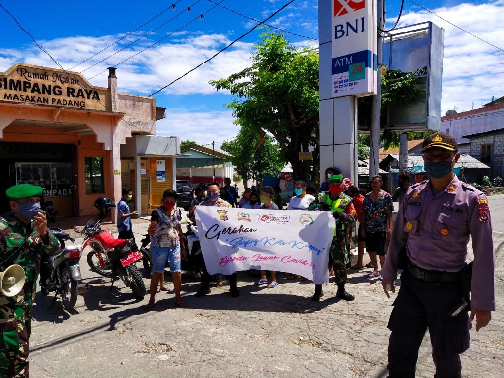 Polresta Kupang Bagikan Bantuan kepada Buruh Harian yang Dirumahkan