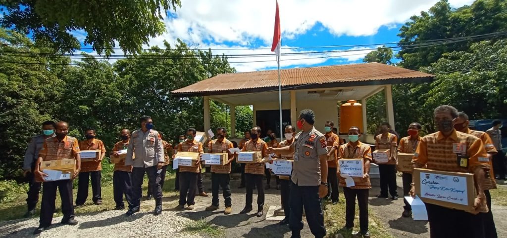 Polresta Kupang Bagikan Bantuan kepada Buruh Harian yang Dirumahkan