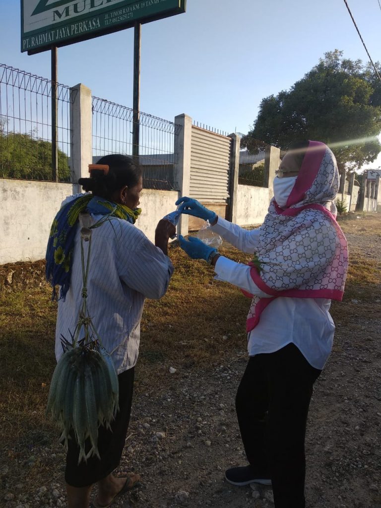 FKPT Provinsi NTT Bagikan Masker ke Pedagang Pasar Oesao