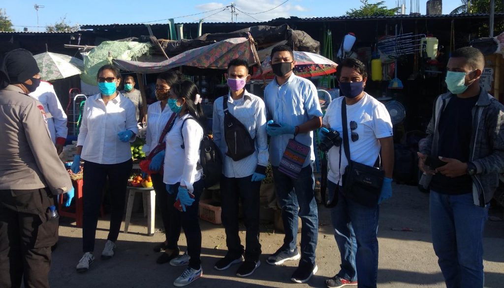 FKPT Provinsi NTT Bagikan Masker ke Pedagang Pasar Oesao