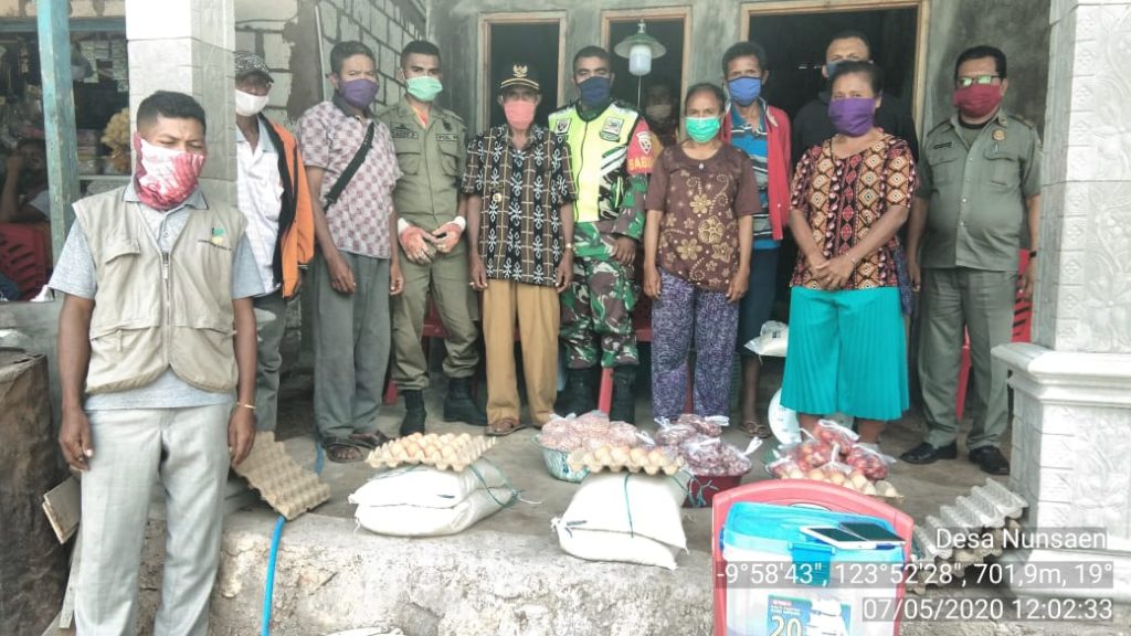 Babinsa Koramil 1604-05/Camplong Bagikan Paket Sembako