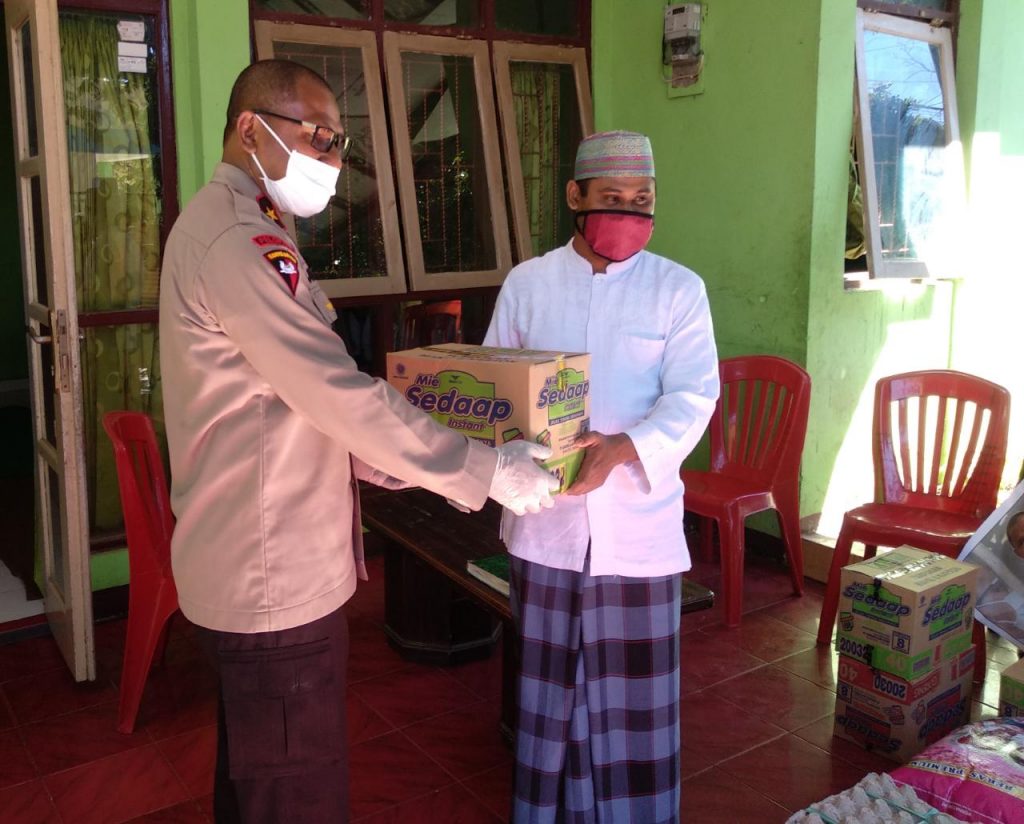 Johni Asadoma Pimpin Alumni SMAN 1 Kupang Bagikan 500 Paket Sembako