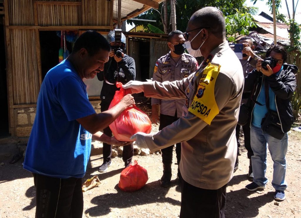 Johni Asadoma Pimpin Alumni SMAN 1 Kupang Bagikan 500 Paket Sembako