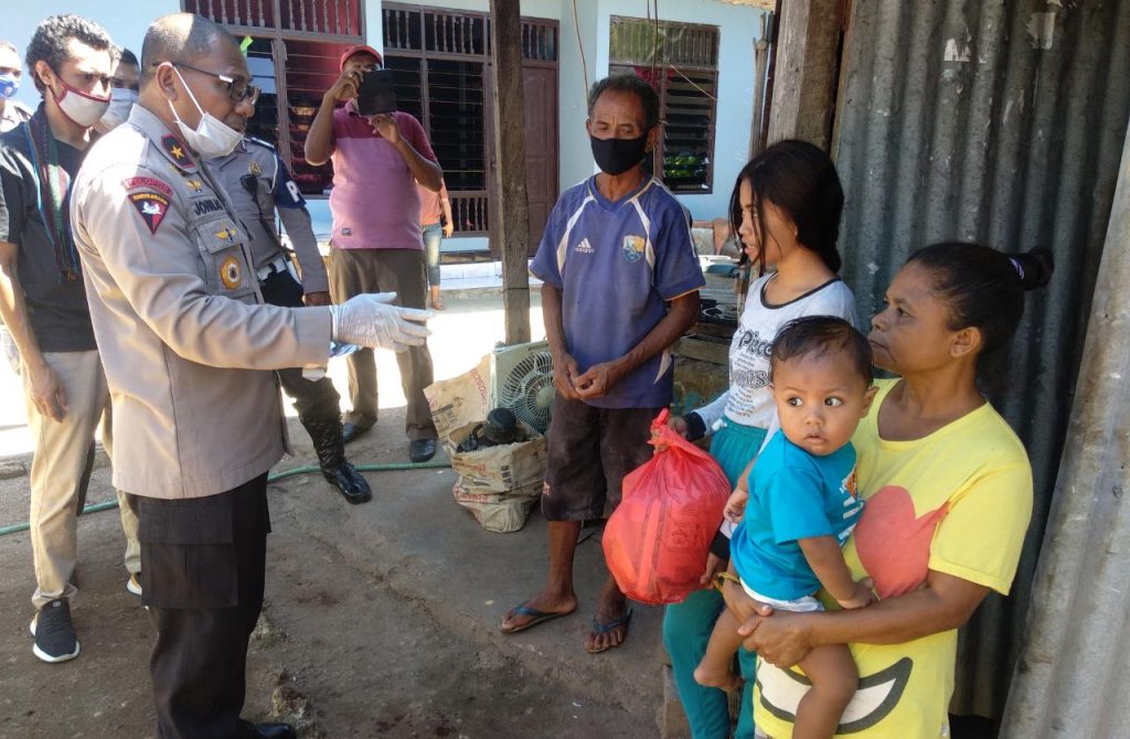 Johni Asadoma Pimpin Alumni SMAN 1 Kupang Bagikan 500 Paket Sembako