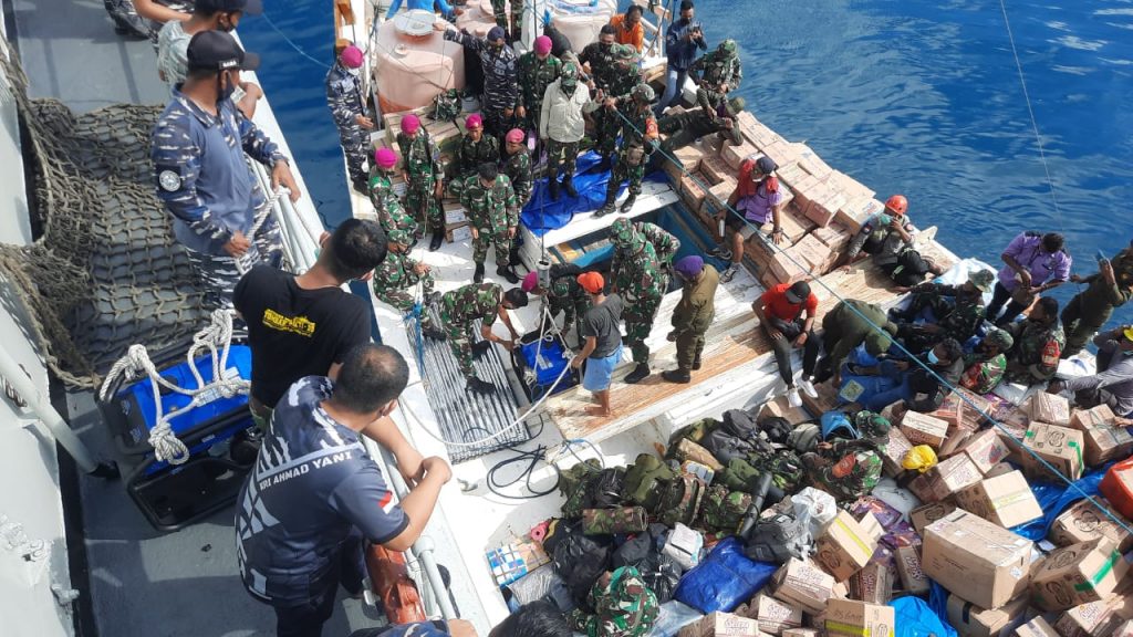 KRI Ahmad Yani 351 Fokus Distribusi Bantuan Logistik kepada Korban Badai Seroja di NTT