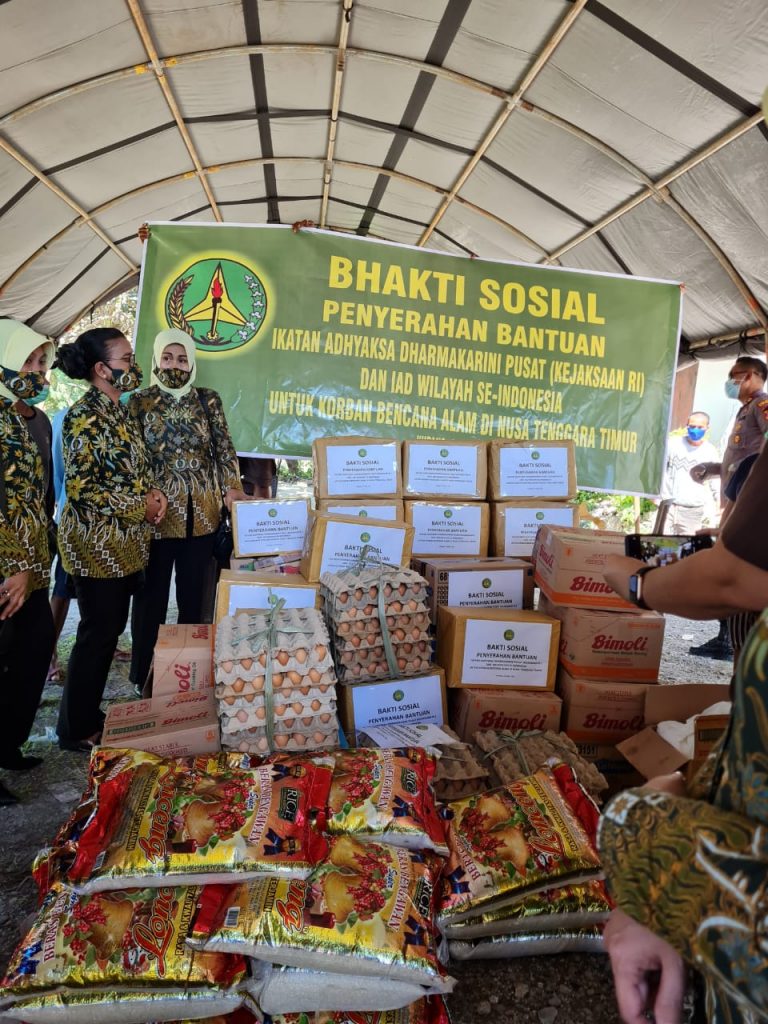Ketua IAD Pusat Bantu Korban Bencana Alam di NTT