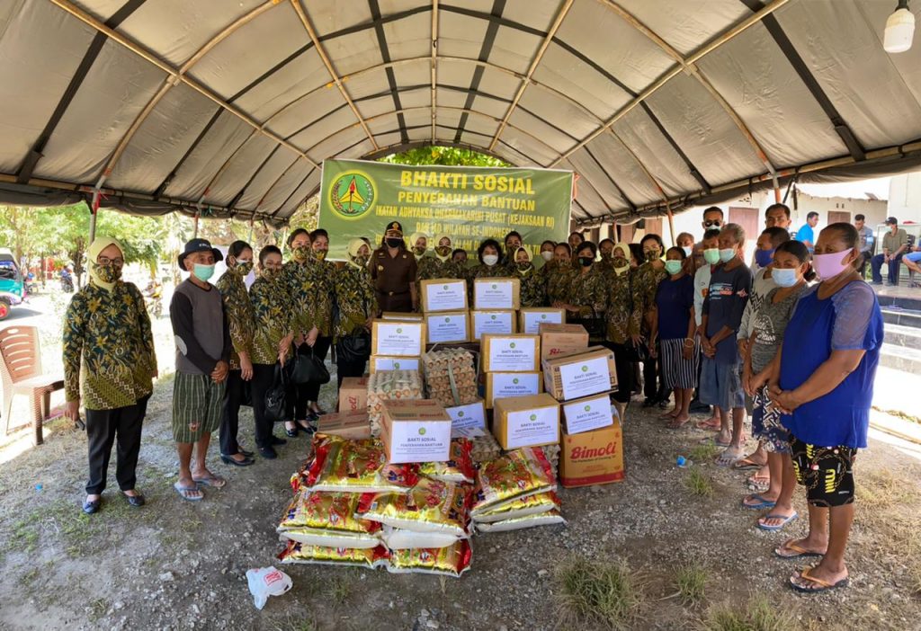 Ketua IAD Pusat Bantu Korban Bencana Alam di NTT