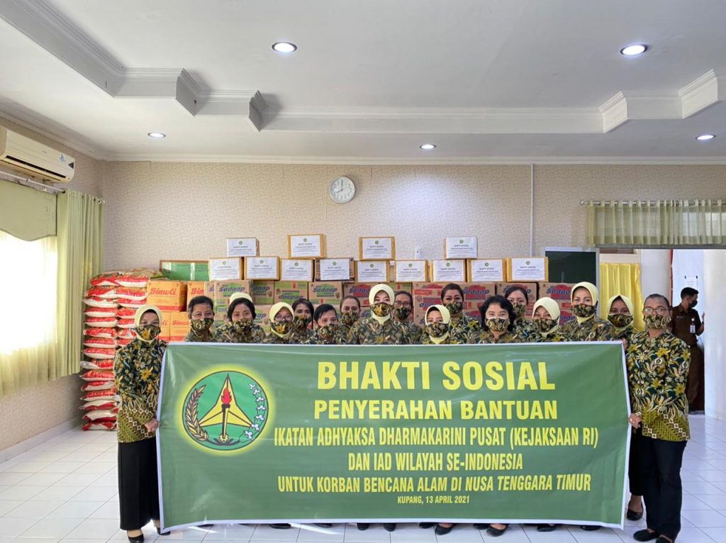 Ketua IAD Pusat Bantu Korban Bencana Alam di NTT