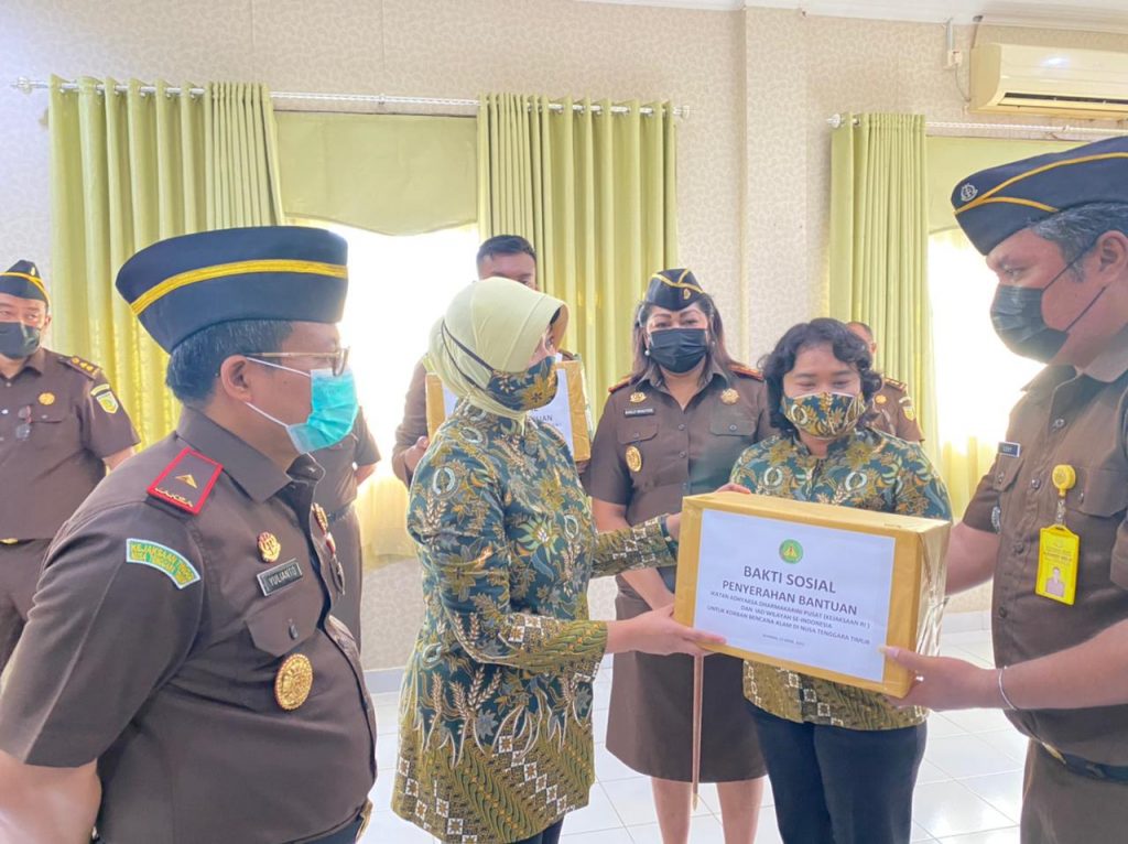 Ketua IAD Pusat Bantu Korban Bencana Alam di NTT