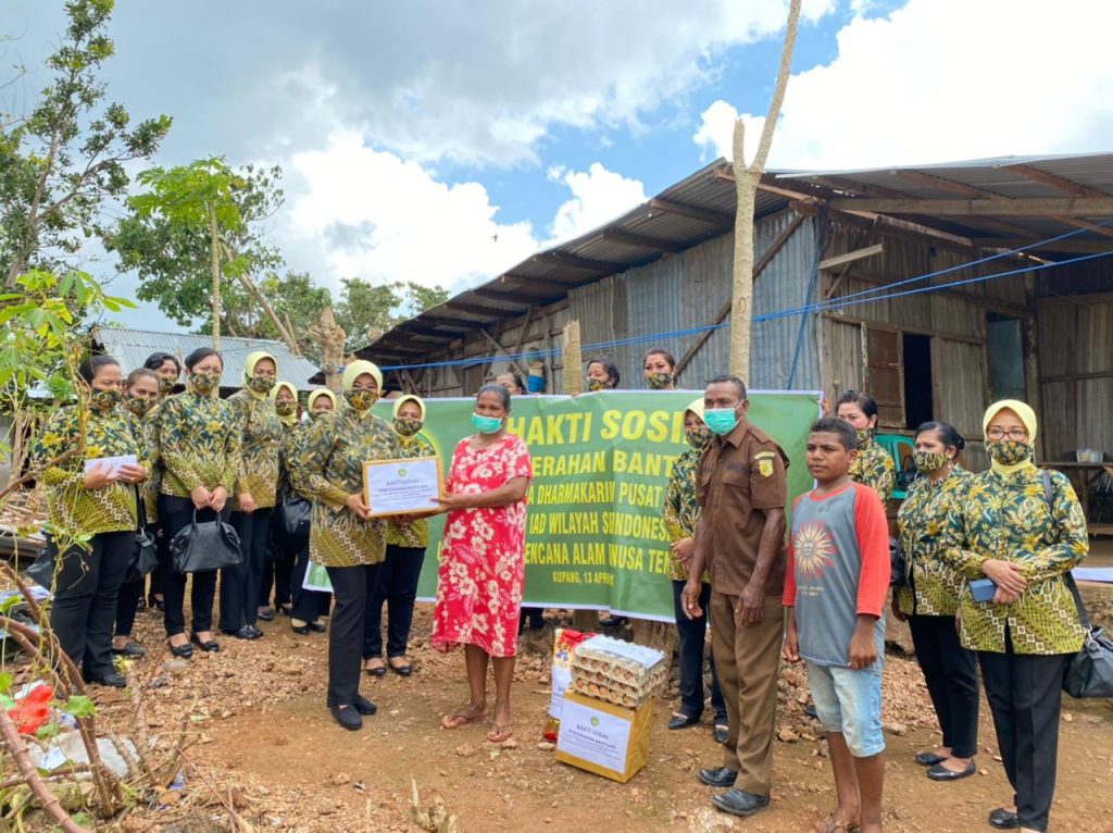 Ketua IAD Pusat Bantu Korban Bencana Alam di NTT