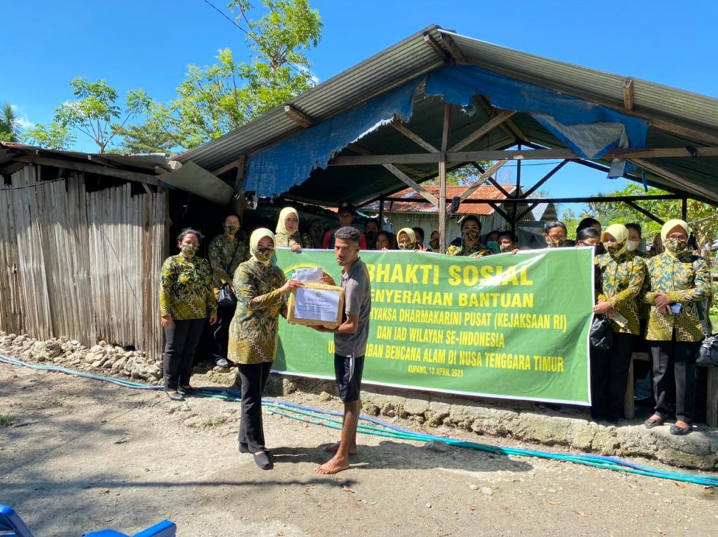 Ketua IAD Pusat Bantu Korban Bencana Alam di NTT