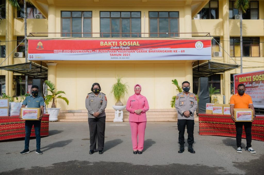 Polwan-Bhayangkari Polda NTT Salurkan Ratusan Paket Sembako