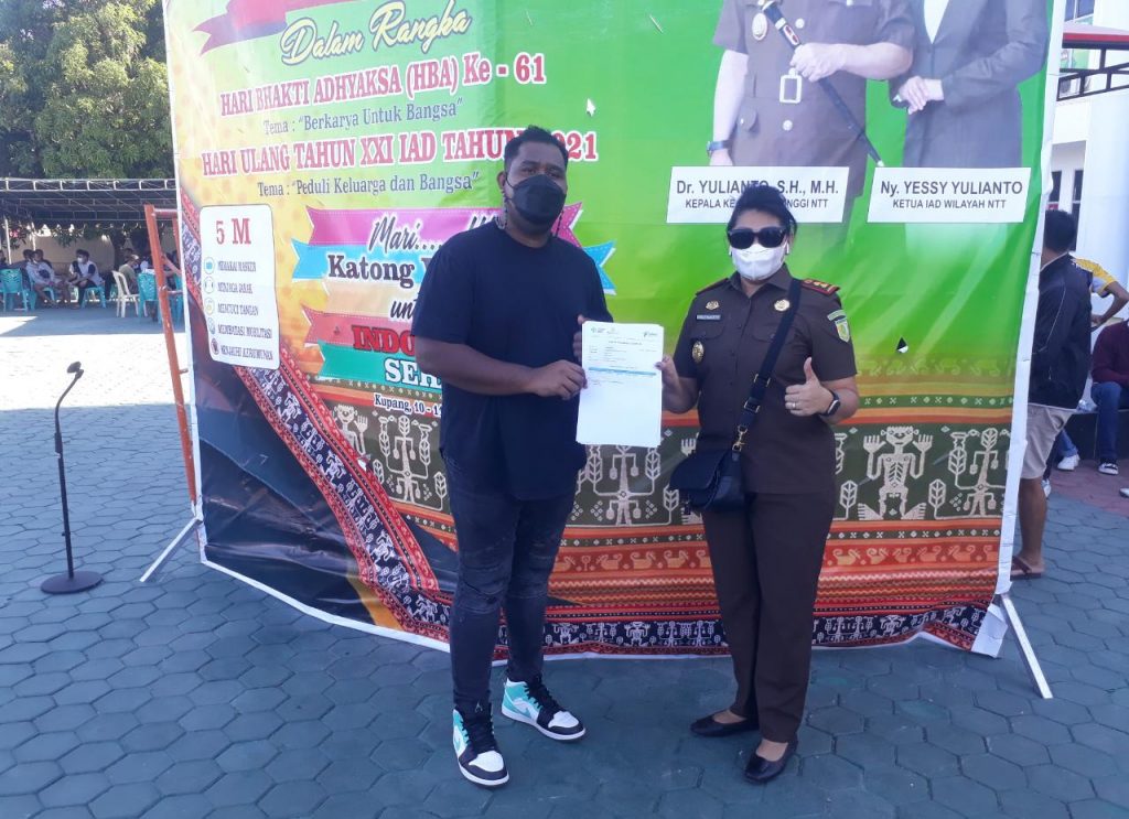 Andmesh Kamaleng Terima Vaksin Covid-19 di Kejati NTT
