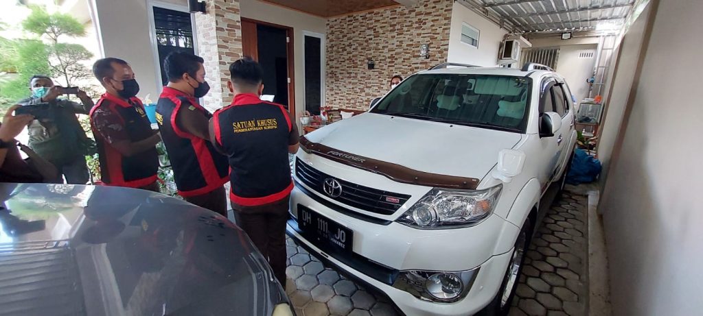 Korupsi PDAM Kupang, Jaksa Sita Rumah, Mobil Mewah, Brankas, Motor dan Dokumen Mantan Direktur