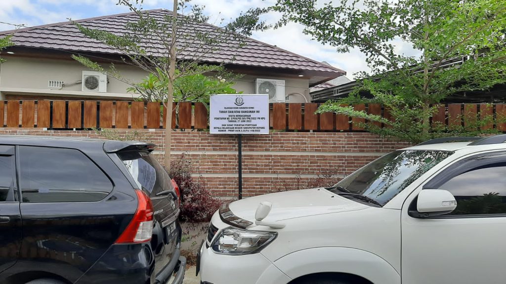 Korupsi PDAM Kupang, Jaksa Sita Rumah, Mobil Mewah, Brankas, Motor dan Dokumen Mantan Direktur