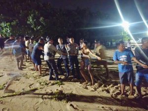 Ditpolairud Polda NTT Terjun Langsung Bantu Korban Banjir Rob Tablolong