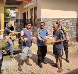Banjir Rob di Tablolong Surut, Warga Mulai Bersihkan Rumah dari Timbunan Pasir