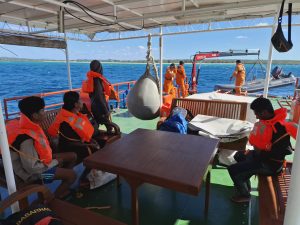 Tim SAR Evakuasi 8 Penumpang KM Bangkit, Mati Mesin di Perairan Pukuafu