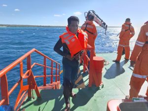 Tim SAR Evakuasi 8 Penumpang KM Bangkit, Mati Mesin di Perairan Pukuafu