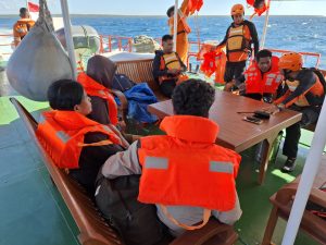 Tim SAR Evakuasi 8 Penumpang KM Bangkit, Mati Mesin di Perairan Pukuafu