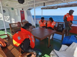 Tim SAR Evakuasi 8 Penumpang KM Bangkit, Mati Mesin di Perairan Pukuafu