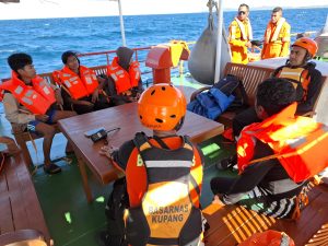 Tim SAR Evakuasi 8 Penumpang KM Bangkit, Mati Mesin di Perairan Pukuafu