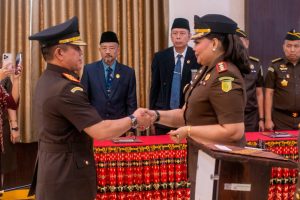 Lantik 13 Pejabat Baru, Kajati NTT Tegaskan Jabatan Adalah Amanah dan Tanggung Jawab Moral