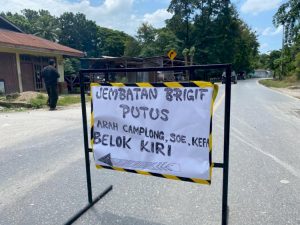 Akses Lumpuh! Oprit Jembatan Naibonat Amblas, Jalur Trans Timor Dialihkan Akses Lumpuh! Oprit Jembatan Naibonat Amblas, Jalur Trans Timor Dialihkan