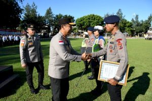 Aksi Heroik Anggota Diapresiasi, Kapolda NTT Dorong Pelayanan Maksimal ke Masyarakat Aksi Heroik Anggota Diapresiasi, Kapolda NTT Dorong Pelayanan Maksimal ke Masyarakat